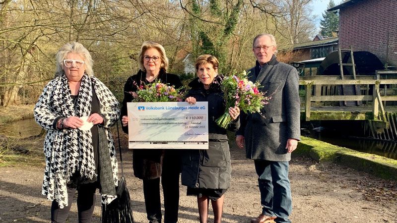 Strahlende Gewichter bei der Hilfe für krebskranke Kinder Seevetal: Karin Kastner (von links, Kassenwartin), Anette Kosakowski, 1. Vorsitzende, Birgit Medenwold-Ruh, 2. Vorsitzende, Dr. Klaus Bublitz, Geschäftsführer Fördergesellschaft-Kinderkrebs-Zentrum Hamburg. | Foto: ein