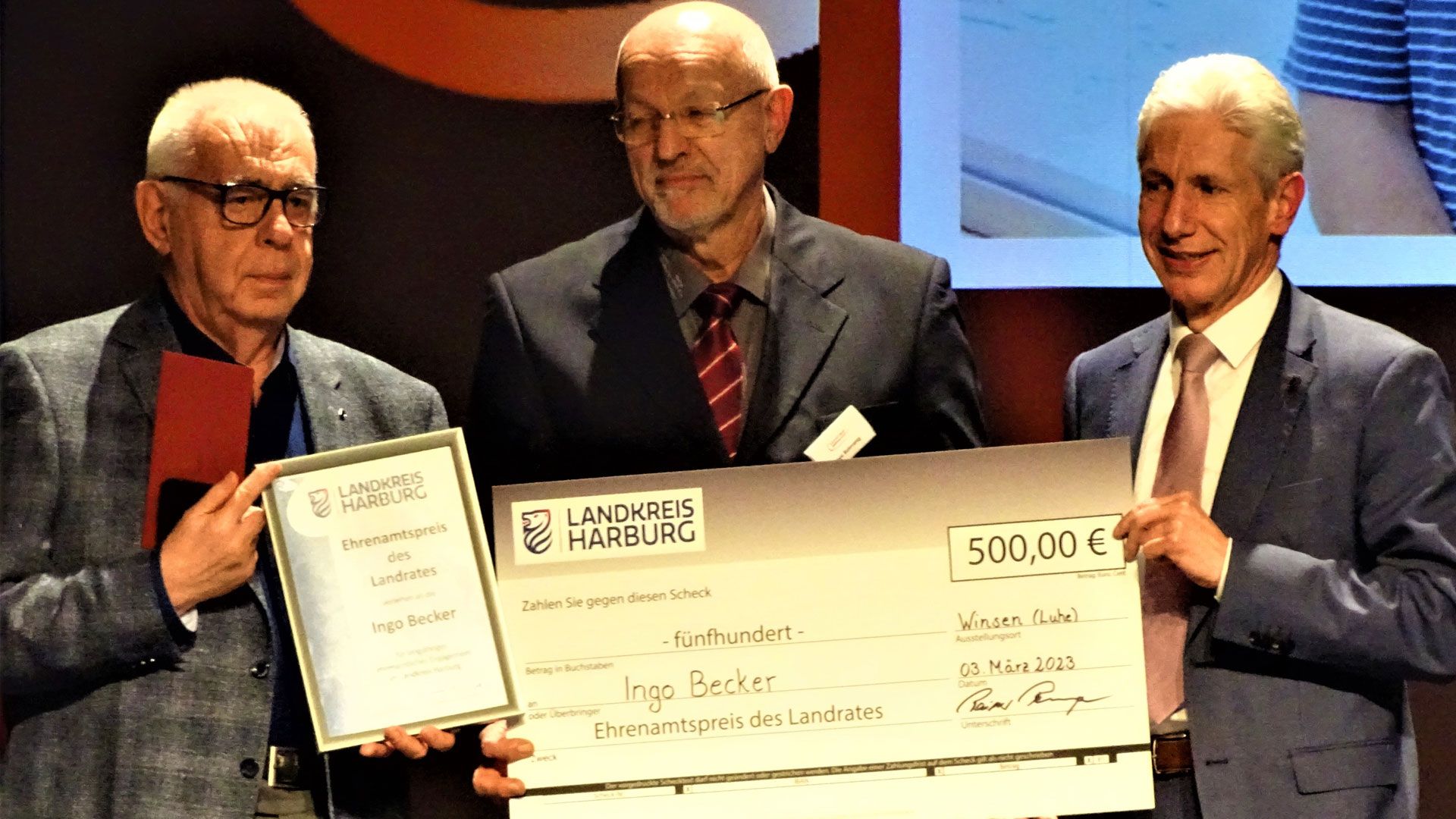 Ingo Becker (von links) von den Schwimmfreunden Meckelfeld, Uwe Bahnweg (KSB-Vorsitzender) und Landrat Rainer Rempe bei der Übergabe des Ehrenamtspreises beim Fest des Sports in der Burg Seevetal in Hittfeld. | Foto: Ilka Teschner