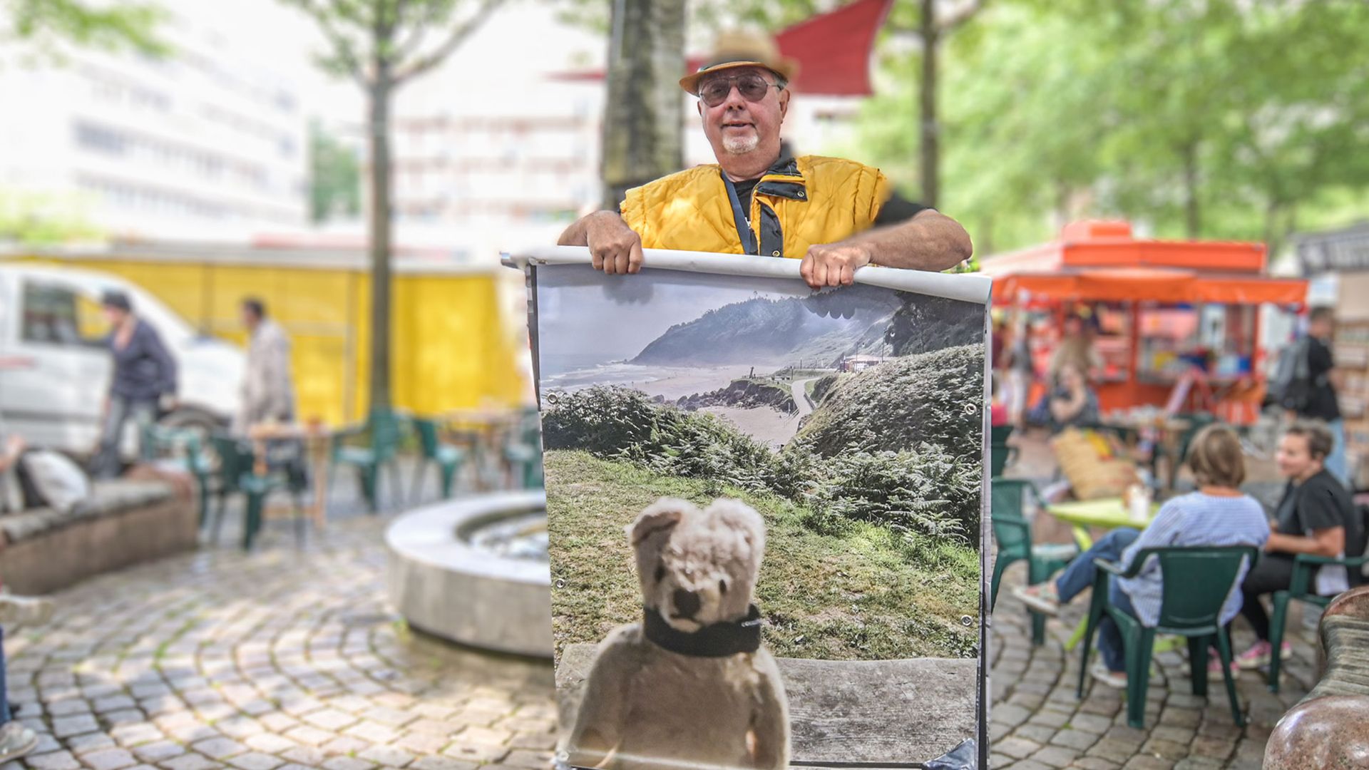 Der Harburger Künstler Holger Musion (mit einem Plakat seines Begleiters Teddy) pilgert wieder auf dem Jakobsweg zum Seelenheil aller. | Foto: Niels Kreller