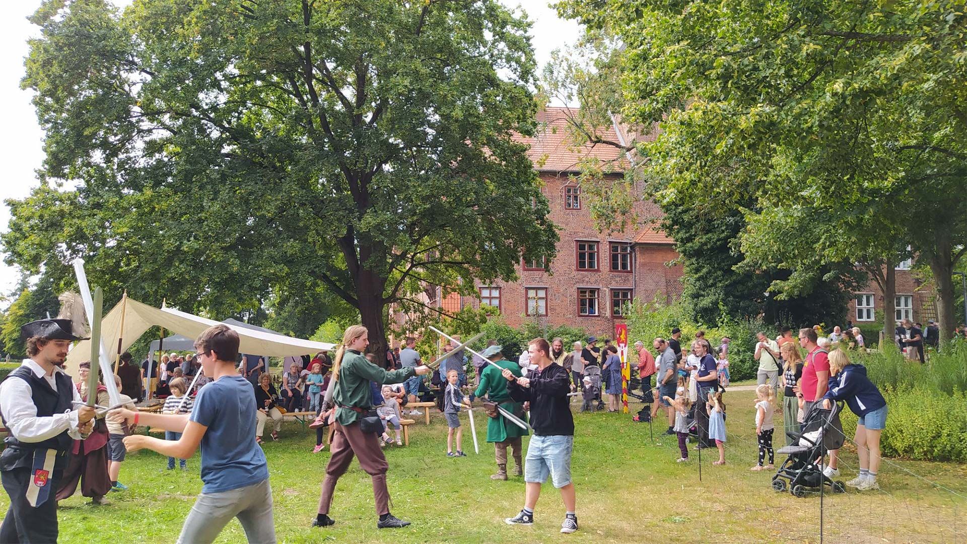 Vor dem Winsener Schloss geht es beim Schlossfest turbulent zu. Foto: ein