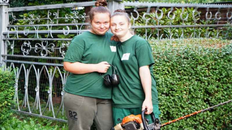 Die neuen, motivierten Azubis vom Harburger Bauhof  Lea Brook und Jana Koop. | Fotocredit:  Dennis Imhaeus