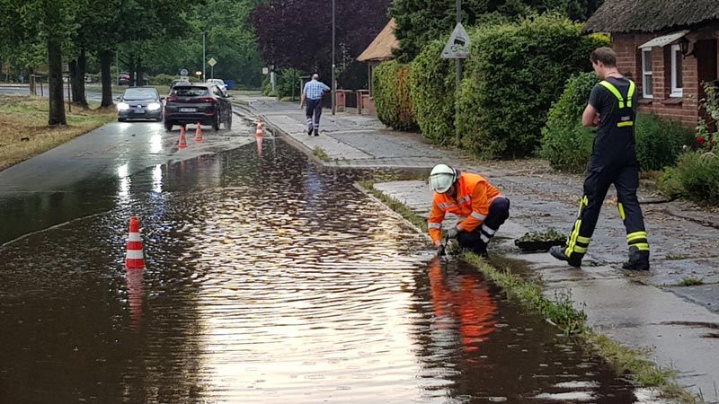 Die Maschener Schützenstraße wurde großflächig überflutet. | Foto: ein/ Pressestelle Feuerwehr Landkreis