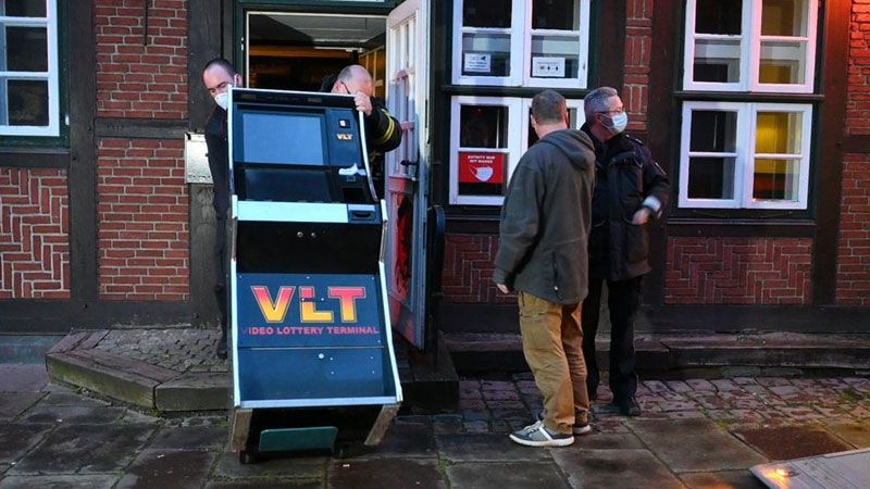 Ein Glücksspielautomat wurde noch am selben Abend aus der Kneipe in der Lämmertwiete herausgetragen. | Foto: HamburgNews