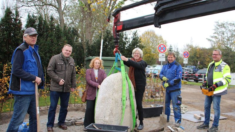 Pünktlich zum Volkstrauertag wurde jetzt der Gedenkstein in Bullenhausen installiert. | Foto: ein