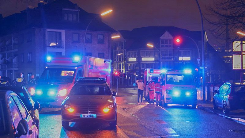 In der Bissingstraße in Hamburg-Heimfeld mussten in der Nacht zwei Personen aus einer verqualmten Wohnung geholt werden. | Foto: HamburgNews