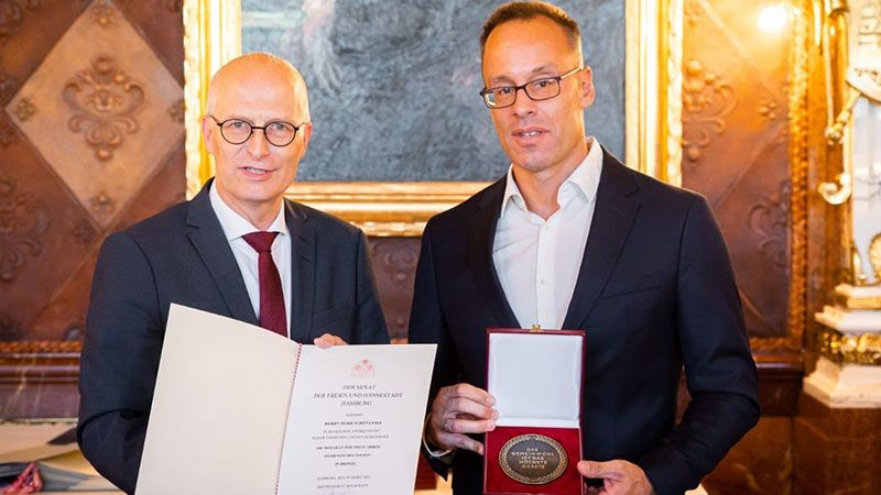 Bürgermeister Peter Tschentscher (links) überreicht HNT-Präsident Mark Schepanski die Ehrenmedaille. | Foto: Senatskanzlei Hamburg