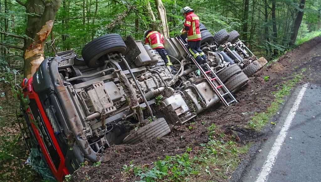 LKW-Unfall auf der L212: Einsatzkräfte fangen Betriebsstoffe auf. | Foto: Feuerwehr Samtgemeinde Hanstedt