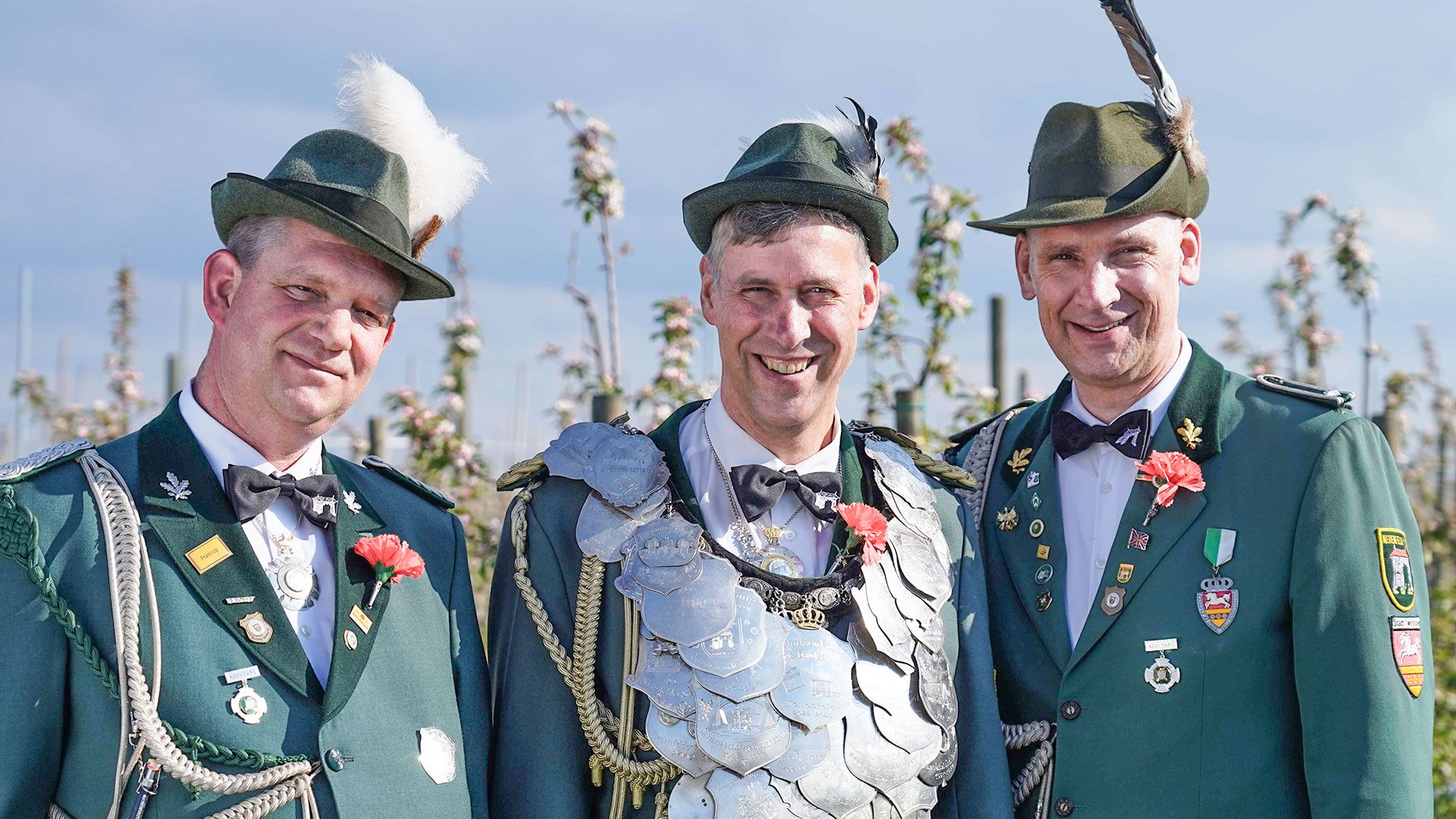 Der Neuenfelder Schützenkönig Nils Tamke (Mitte) freut sich mit seinen Adjutanten Hendrik Benitt (links) und Thomas Oestmann auf das Schützenfest. | Foto: ein
