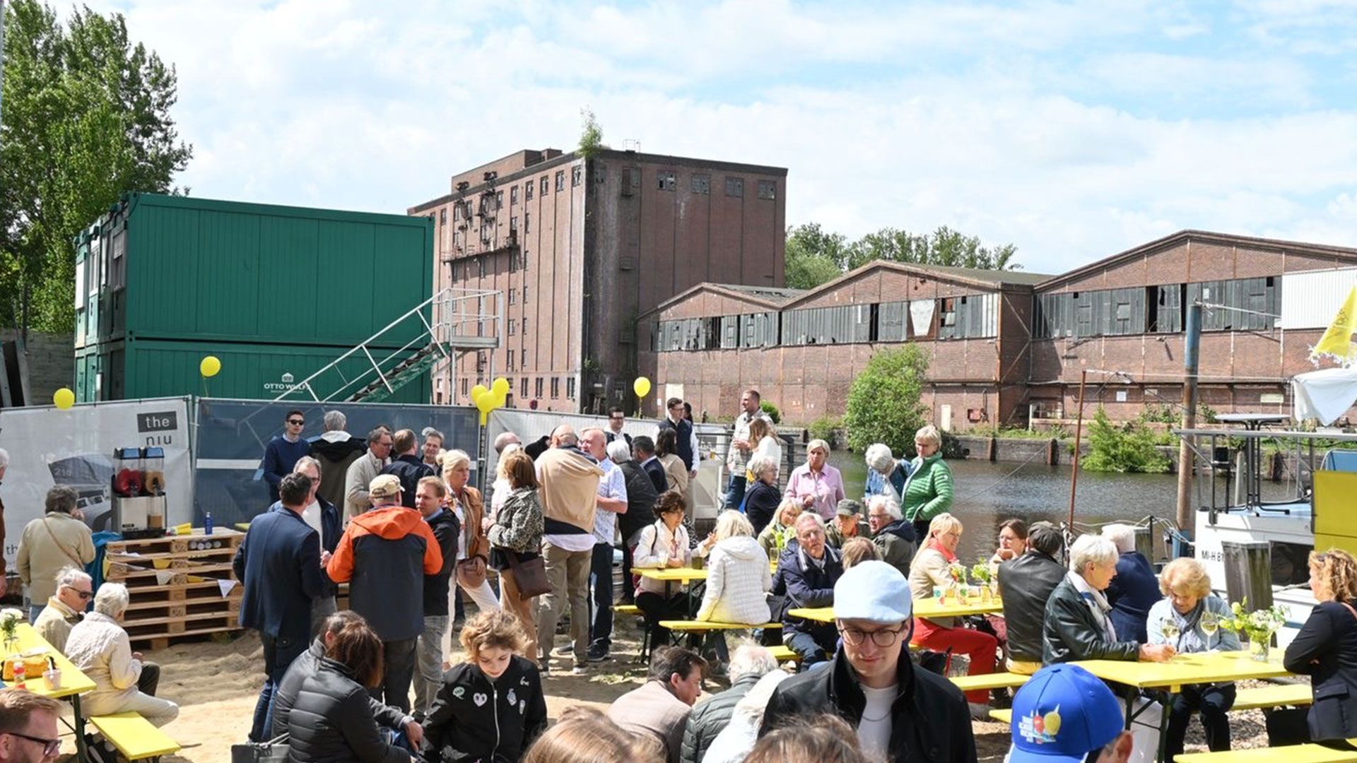Über 3.000 Euro kamen beim 25. Jazzfrühschoppen der Familie Mönke im Harburger Binnenhafen zusammen. Foto: ein