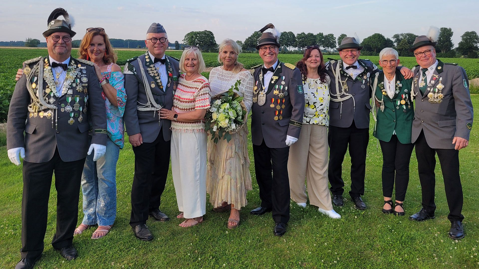 Die Eckeler Königscrew: Adjutant Jens Ebeling (von links) mit Ute Garbers, Adjutant Wolgang Peters mit Ina Peters,  Christine Kuhlmann mit König Achim "der Baumeister" Kuhlmann, Corinna Engling mit Adjutant Jens Engling, Hofdame Silke Hillmer mit Bernd Wiegers. Foto: SV Eckel