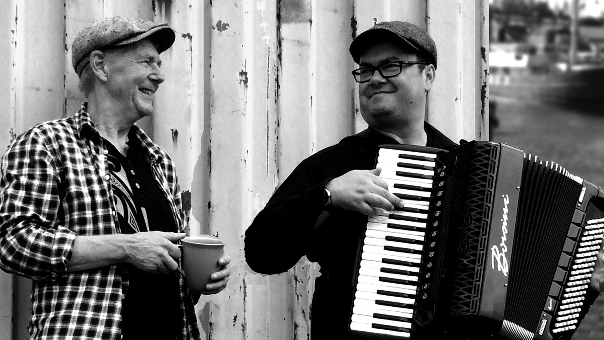 Eddy Winkelmann (links) und Frank Grischek wollen im Dörphus Hörsten die Seele baumeln lassen. Foto: Eddy Winkelmann