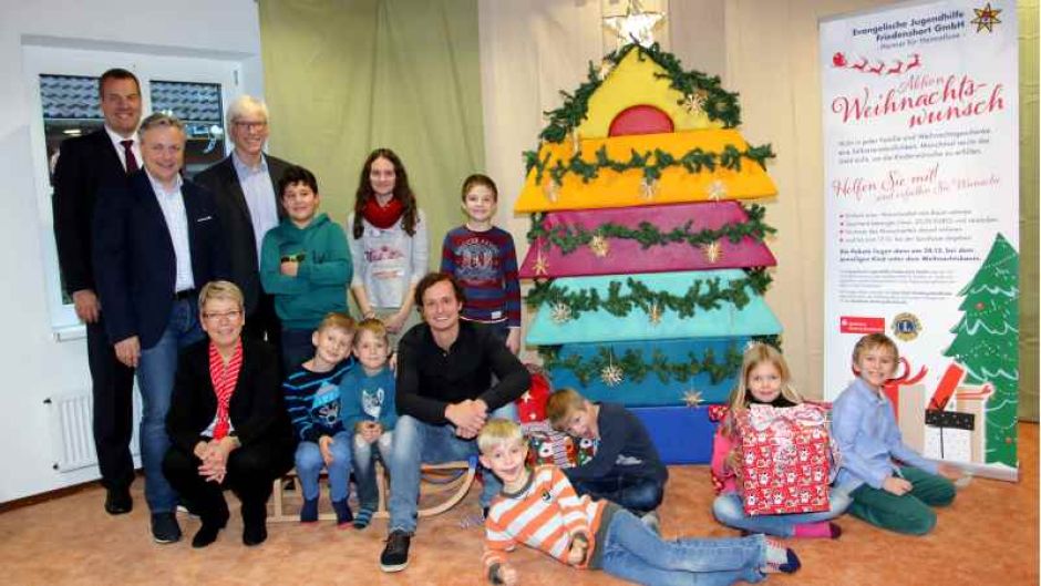 Freuen sich gemeinsam mit einigen Kindern aus der Tagesgruppe des Friedenshorts auf die "Aktion Weihnachtswunsch": Lars Hagemeier, Präsident des Lions Clubs Buchholz-Nordheide (von links), Andreas Sommer, Vorstand der Sparkasse Harburg-Buxtehude, Wolfgang Göbel (Lions Club), Dorit Wickbold, Leiterin der Sparkassenfiliale in Tostedt und Timon Brandenberg vom Friedenshort. | Foto: ein