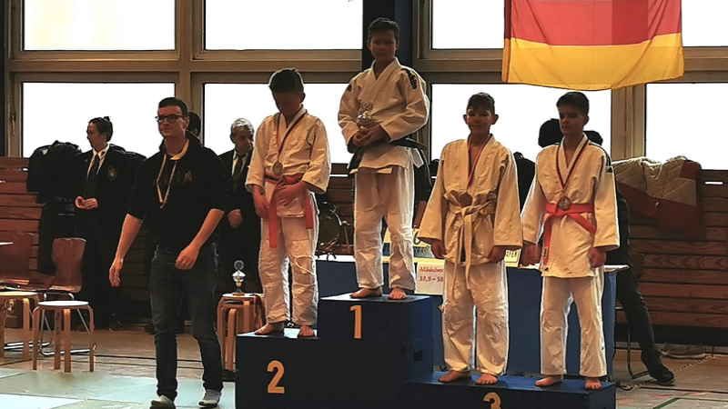 Taylor Gronau (Zweiter vonn rechts) bei der Siegerehrung. | Foto: ein