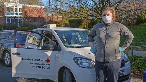 Scheibe eingeschlagen, Diensthandy geklaut: Fassungslos steht Anna Wittrien vom Pflegedienst des Deutschen Roten Kreuzes (DRK) Harburg vor dem Auto des ambulanten Pflegedienstes. | Foto: André Lenthe Fotografie