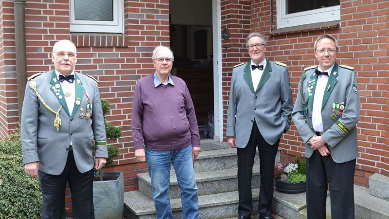 Ernst-Wilhelm Prigge (links), Bernd Pinkenburg (2.v.r.) und Timo Schloo (rechts) gratulierten Heinz-Heinrich Thömen und überreichten ihm die Ehrenmitgliedschaft bei den Moorburger Schützen. | Foto: ein