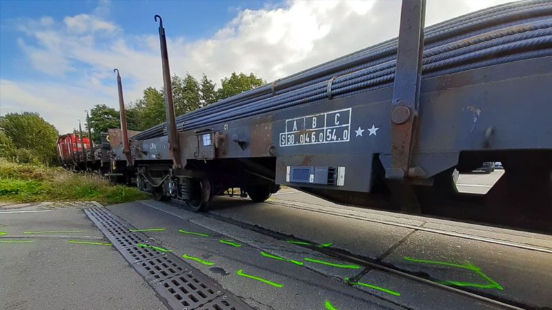 Die Fahrerin eines Opels missachtete heute in Winsen eine heruntergelassene Bahnschranke und wurde von einem Triebwagen erfasst - sie blieb dabei unverletzt. | Foto: JOTO