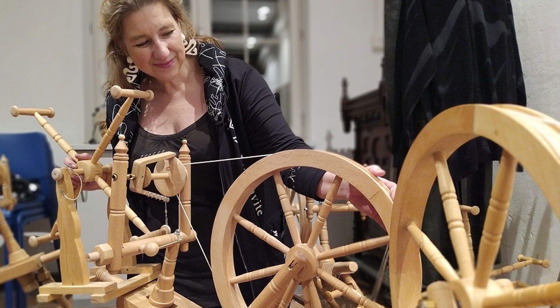 Ilona Johannsen mit neu erworbenen Spinnrädern für den Spinnkreis. | Foto: ein