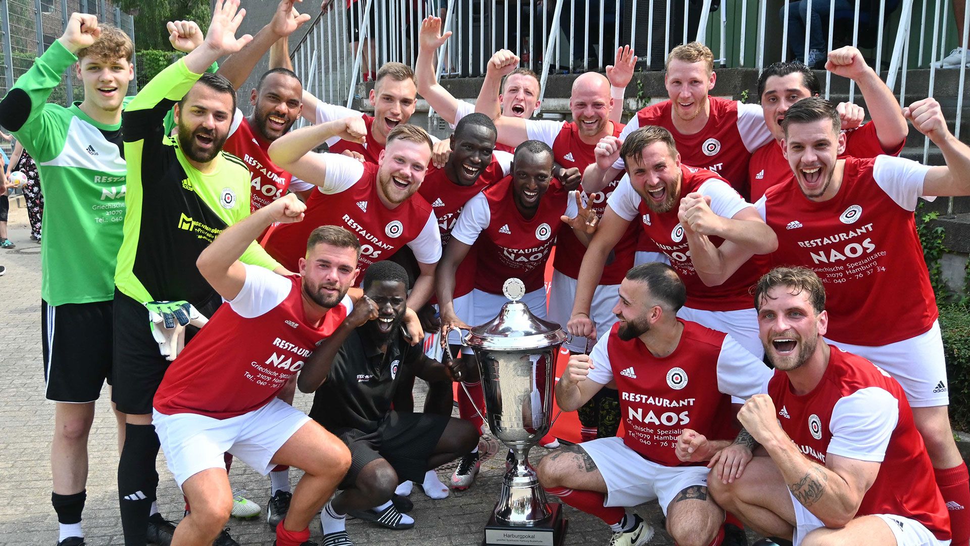 So sehen Sieger aus: Das Team des Harburger SC feiert seinen überraschenden Finalsieg beim 59. Harburg Pokal. | Foto: Lenthe-Medien