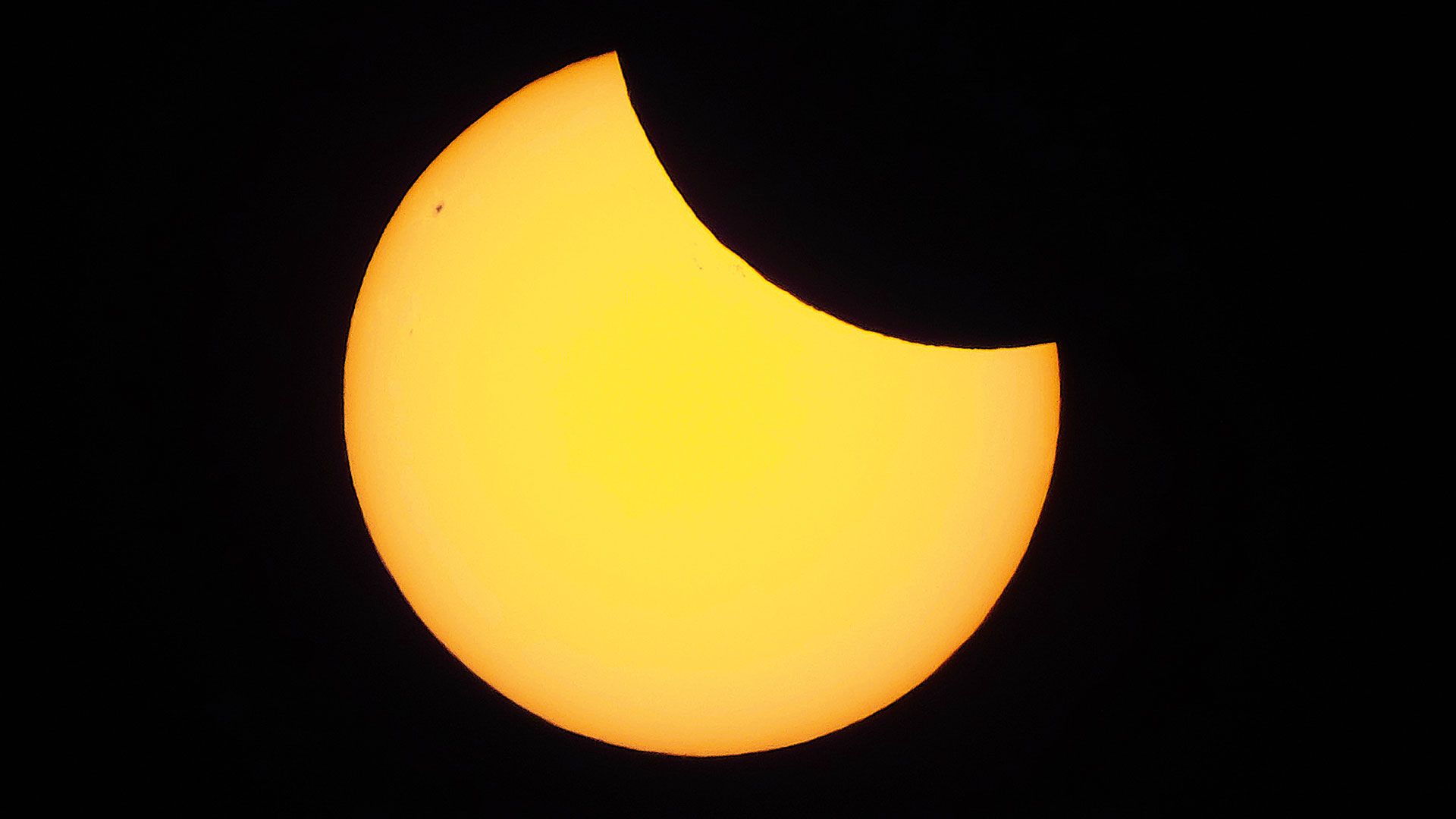 Partielle Sonnenfinsternis - fotografiert am Himmel über Sinstorf. | Foto: Ilka Teschner