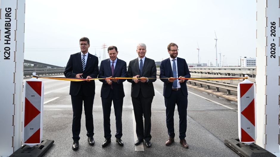 „Versperren“ noch einmal die A7: Andreas Irngartinger, Dr. Michael Güntner, Steffen Bilger, Dr. Anjes Tjarks (v.l.). Foto: Lenthe-Medien