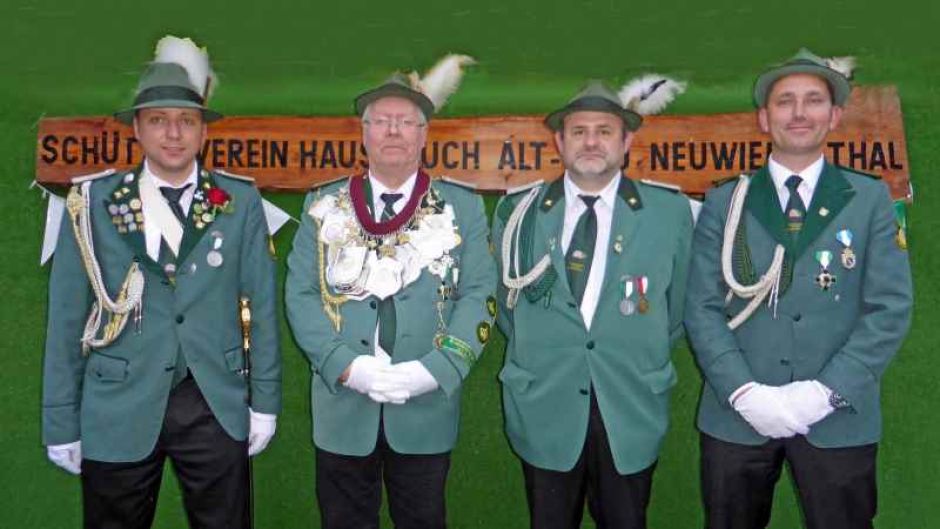 König Hartmut Rust (Zweiter von links) mit den Adjutanten links Axel Mojen (links), Daniel Posyniak (rechts) und Toma Peters. | Foto: ein