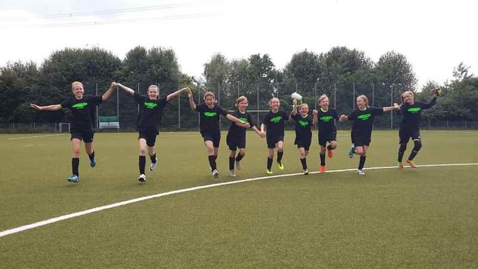 Das Foto zeigt die jubelnden D-Juniorinnen der HNT.  | Foto: ein