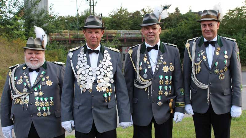 Sie freuen sich auf ein tolles Königsjahr in Stelle: Peter Meyer (von links), König Heiko Rehwinkel, Sven Christen und Jens Krukenberg. | Foto: ein