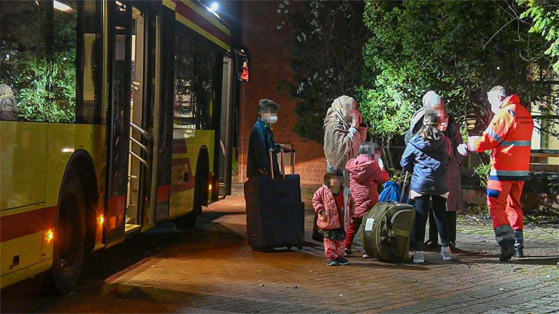 Mit einem Großraumrettungswagen der Feuwerwehr wurden die positiv auf das Coron-Virus getesteten Geflüchteten von der Erstaufnahme in der Harburger Poststraße in eine Quarantäneinrichtung in Rahlstedt gebracht. | Foto: HamburgNews