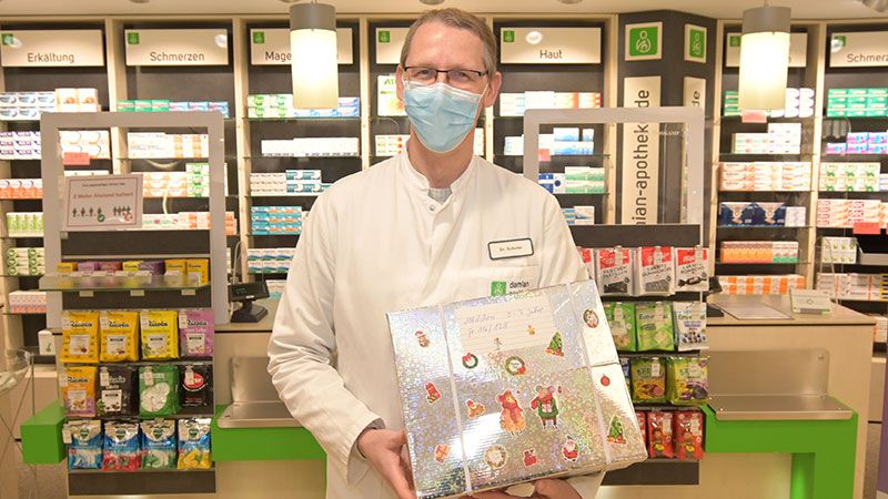 Apotheker Mario Schuler von der Damian Apotheke am Sand hat wieder seine Weihnachtsgeschenkaktion für die Harburger Tafel am Start. | Foto: Niels Kreller
