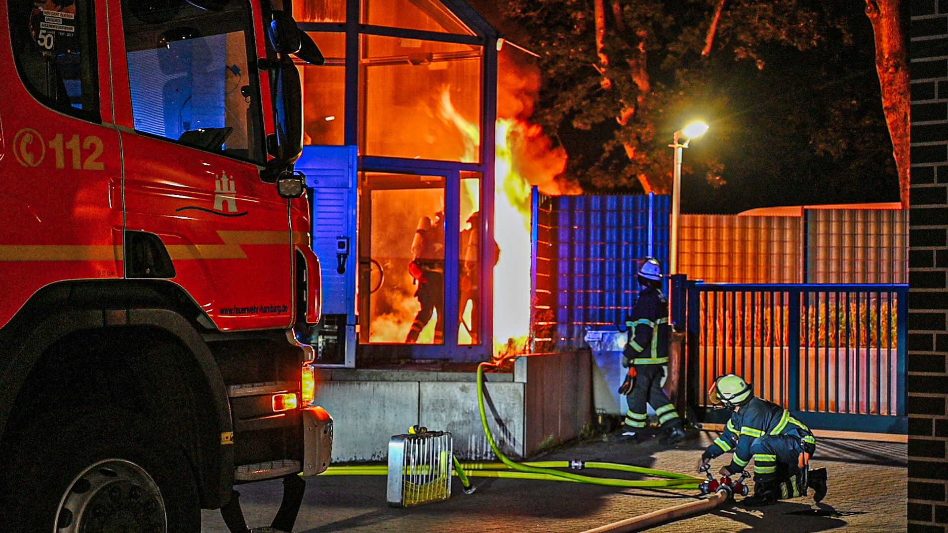 Die Serie von Brandstiftungen geht weiter: Wieder brannte es in Harburg. | Foto: Lenthe-Medien
