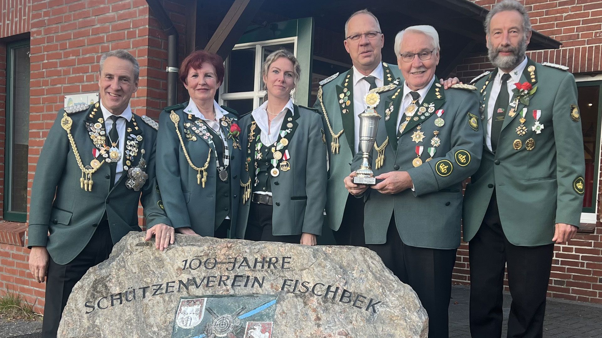 Das siegreiche Hausbrucher Team: Michael John (von links), Eva Fischer, Jessica Büchner, Thomas Rehfinger, Karl-Heinz Ahlt und Hans-Heiner Fischer. | Foto: HHF