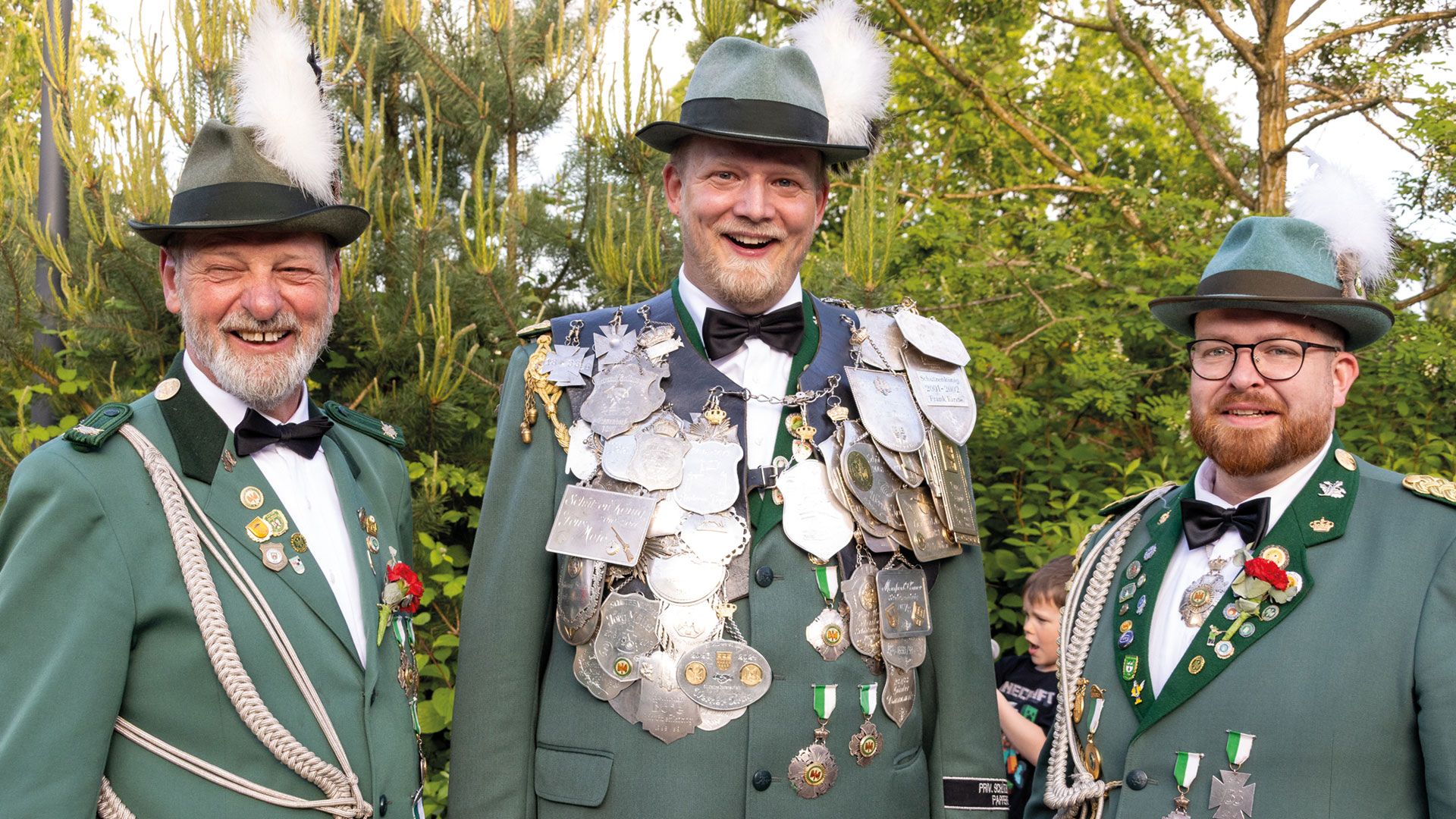 Sebastian "Basti" Schröder (Mitte) ist neuer Schützenkönig in Eißendorf. Zur Seite stehen ihm Holger Schlüter (links) und Stefan Schubert. Foto: Christian Hartz