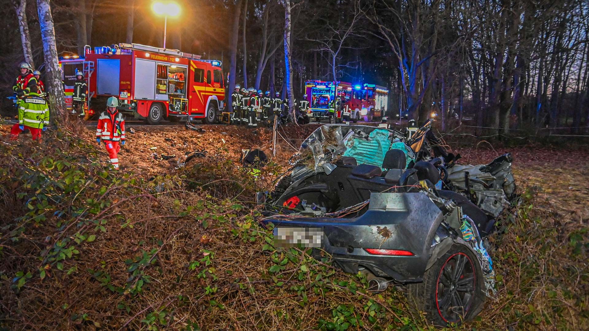 Der PKW wurde in zwei Teile zerissen. Foto: ein
