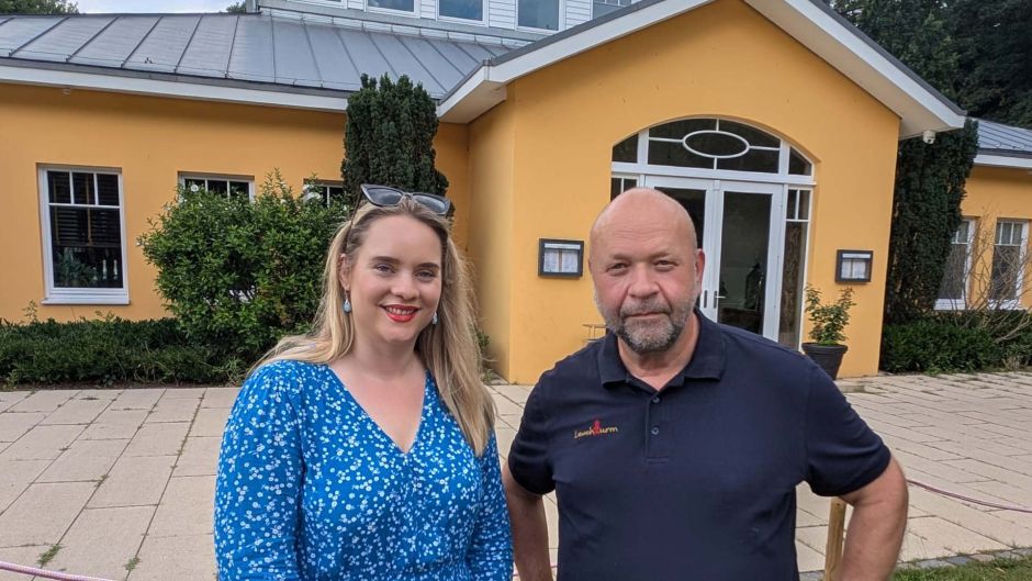 Antonia Marmon und Frank Wiechern vor dem Restaurant Leuchtturm an der Außenmühle. Foto: Niels Kreller