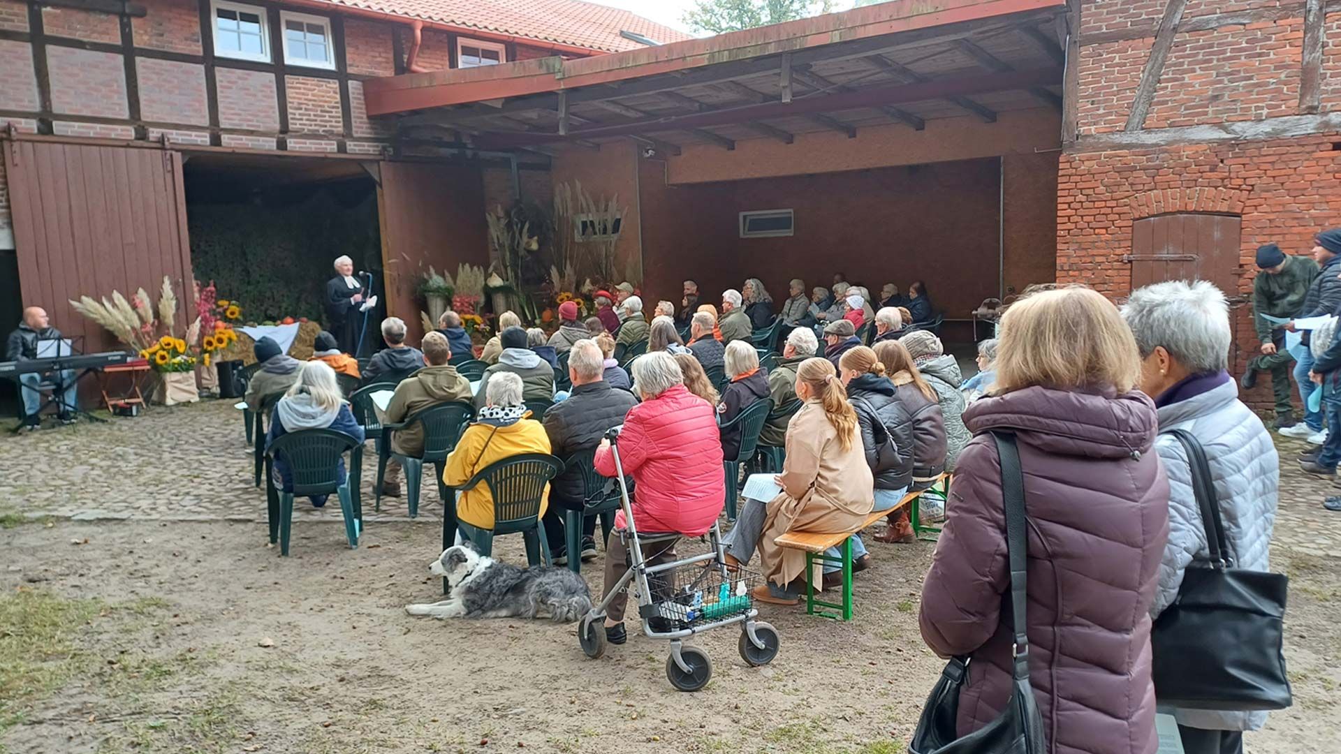 Der Erntedankgottesdienst auf dem karnshof der Familie Bliefernicht in Marmstorf hat Tradition. Foto. ein