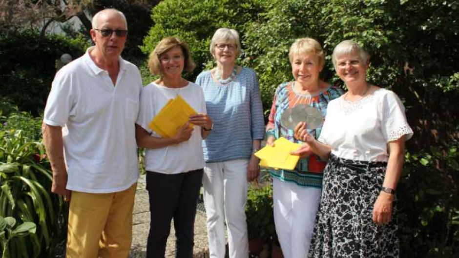 Das Leserteam um Anna Walther-Mauruschat (rechts) und Ute Schmidt (Zweite von rechts) freut sich über die neuen Spenden. | Foto: ein