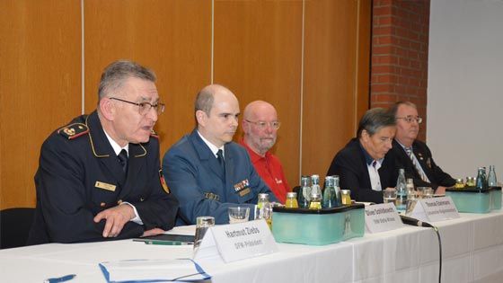 Auf dem Podium der Blaulichtkonferenz: Deutschlands Feuerwehrpräsident Hartmut Ziebs (von links), Oliver Schildknecht (THW), Thomas Edelmann (Johanniter), Norbert Böttcher (DRK) und Matthias Groth (DLRG). | Foto: ein