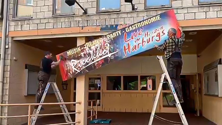 „Ein historischer Tag für Harburg“: Das Schild des Rieckhof wird abmontiert. | Foto: ein