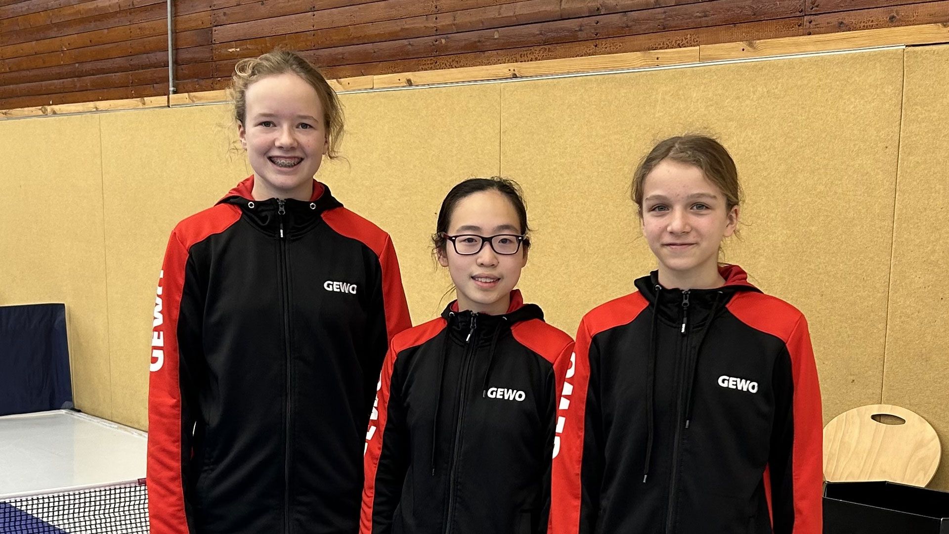 An Berliner Tischtennis-Platten erfolgreich: Lena Krüger (von links), Helen Wie und Ela Neupauerová. | Foto: ein