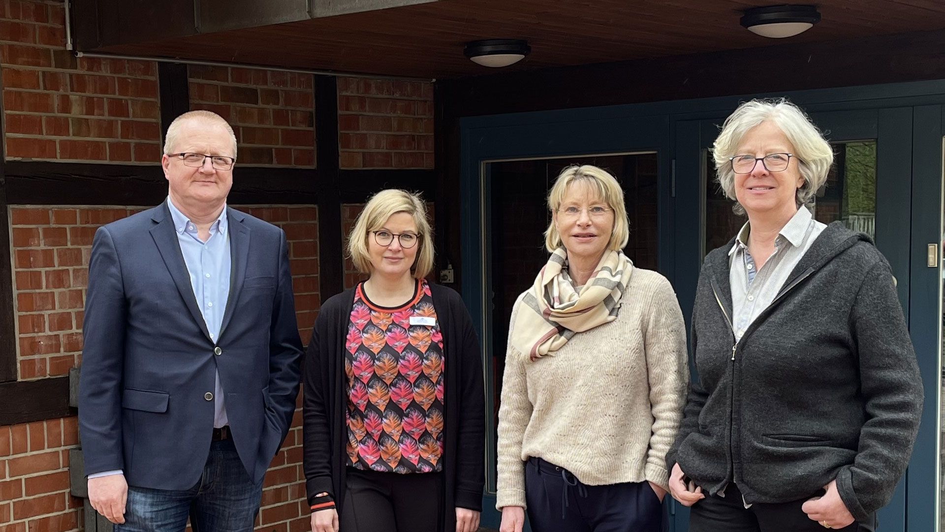Seevetals Allgemeiner Verwaltungsvertreter Mike Wille (von links), die neue Büchereileiterin Sarah Vogler, ihre Vorgängerin Gabriele Maidorn und Seevetals Bürgermeisterin Emily Weede vor der Bücherei in Meckelfeld. | Foto: Gemeinde Seevetal