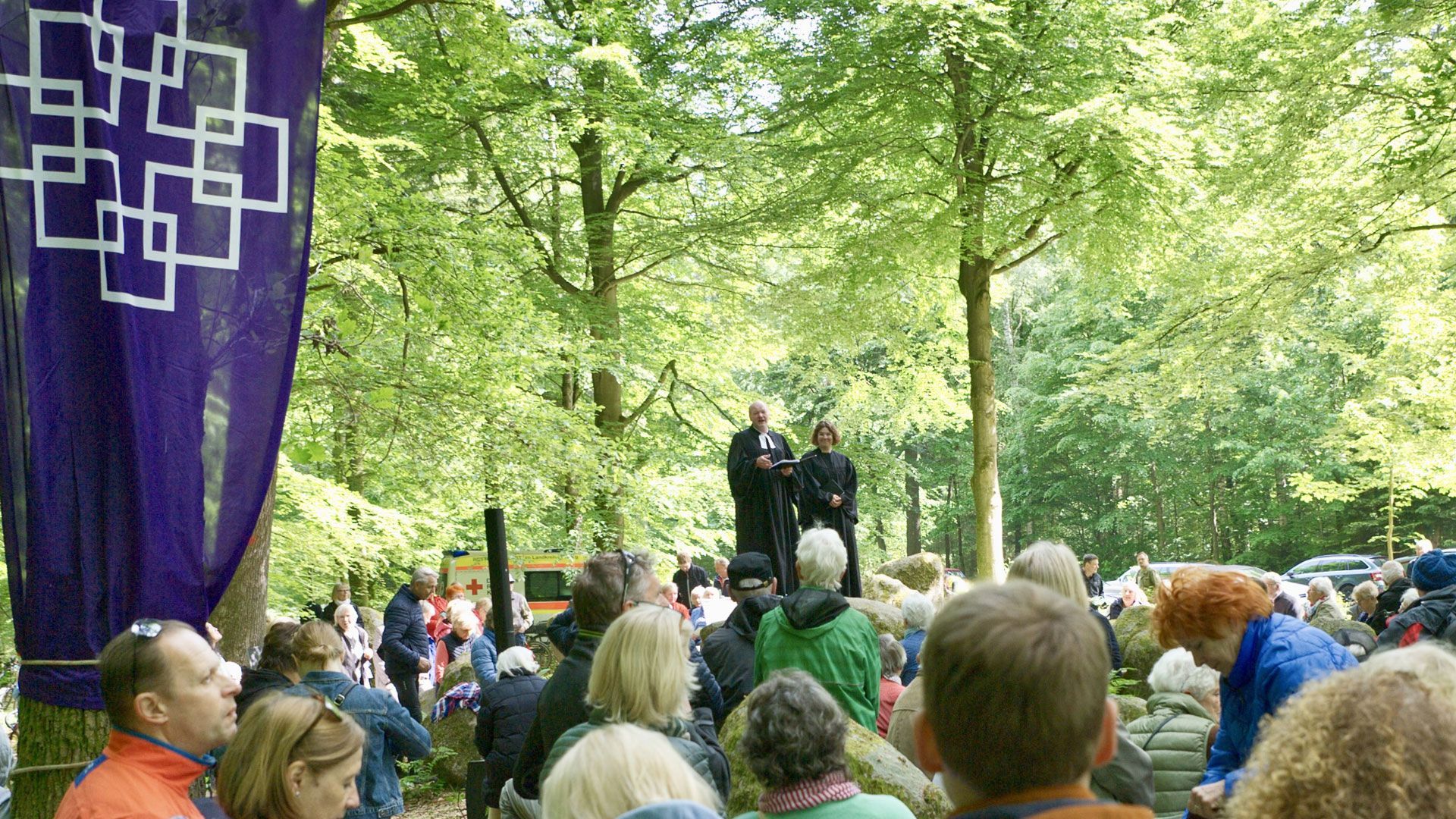 Rund 800 Besucherinnen und Besucher waren beim Pfingst-Waldgottesdienst in Klecken. | Foto: U. Wagner