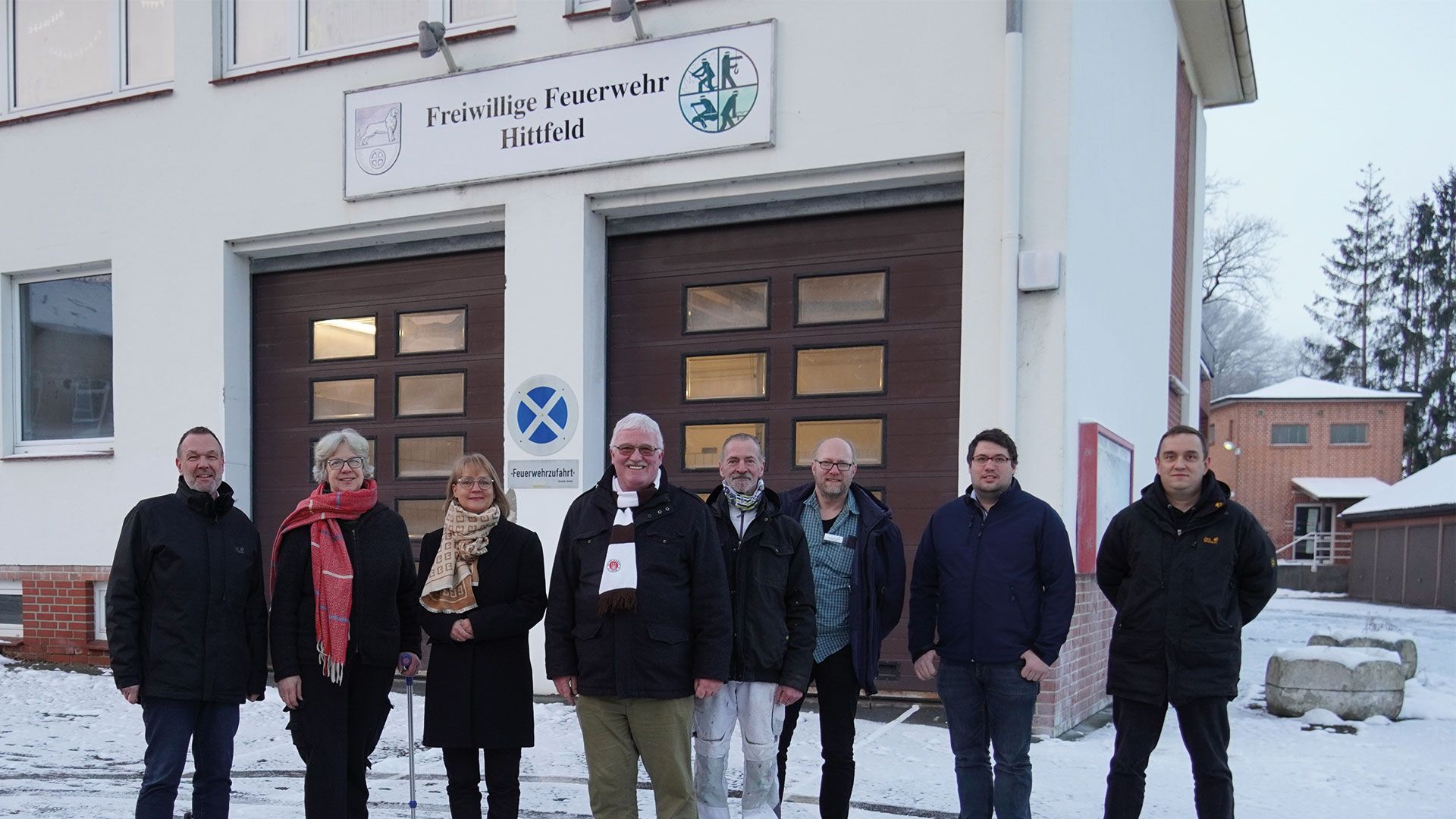 Thomas Grambow (Geschäftsführer DRK Harburg-Land), Seevetals Bürgermeisterin Emily Weede, Kreisrätin Annerose Tiedt, Ingo Knedel (Amtsleiter Gebäudewirtschaft Gemeinde Seevetal), Dirk Ullrich (bisheriger Mieter der Hausmeisterwohnung), Arne Wächter-Meinel (Leiter Rettungsdienst Landkreis Harburg), Kai Pöllmann (Leiter Abteilung Rettungsdienst, Brand- und Katastrophenschutz Landkreis Harburg) und Jan Gagelmann (Leiter Rettungsdienst DRK Harburg-Land) bei der Übergabe des Gebäudes in Hittfeld. | Foto: Gemeinde Seevetal