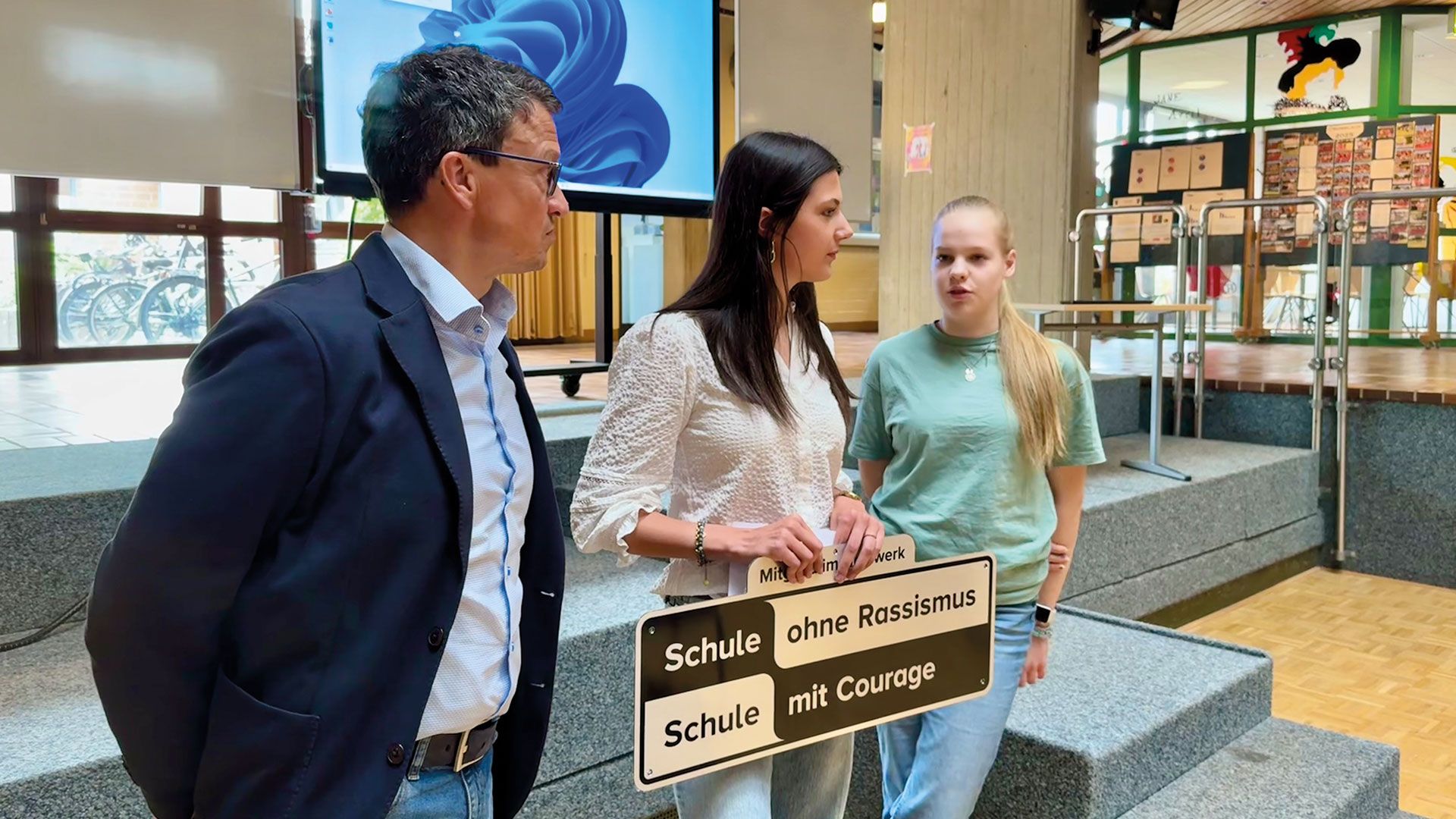 Olaf Lakämper (Schulleiter Gymnasium Meckelfeld) mit Zoe Harringer (Schülerin und Initiatorin), Ilvy Schittek (Schülerin und Mitinitiatorin) (v.l.). Foto: ein