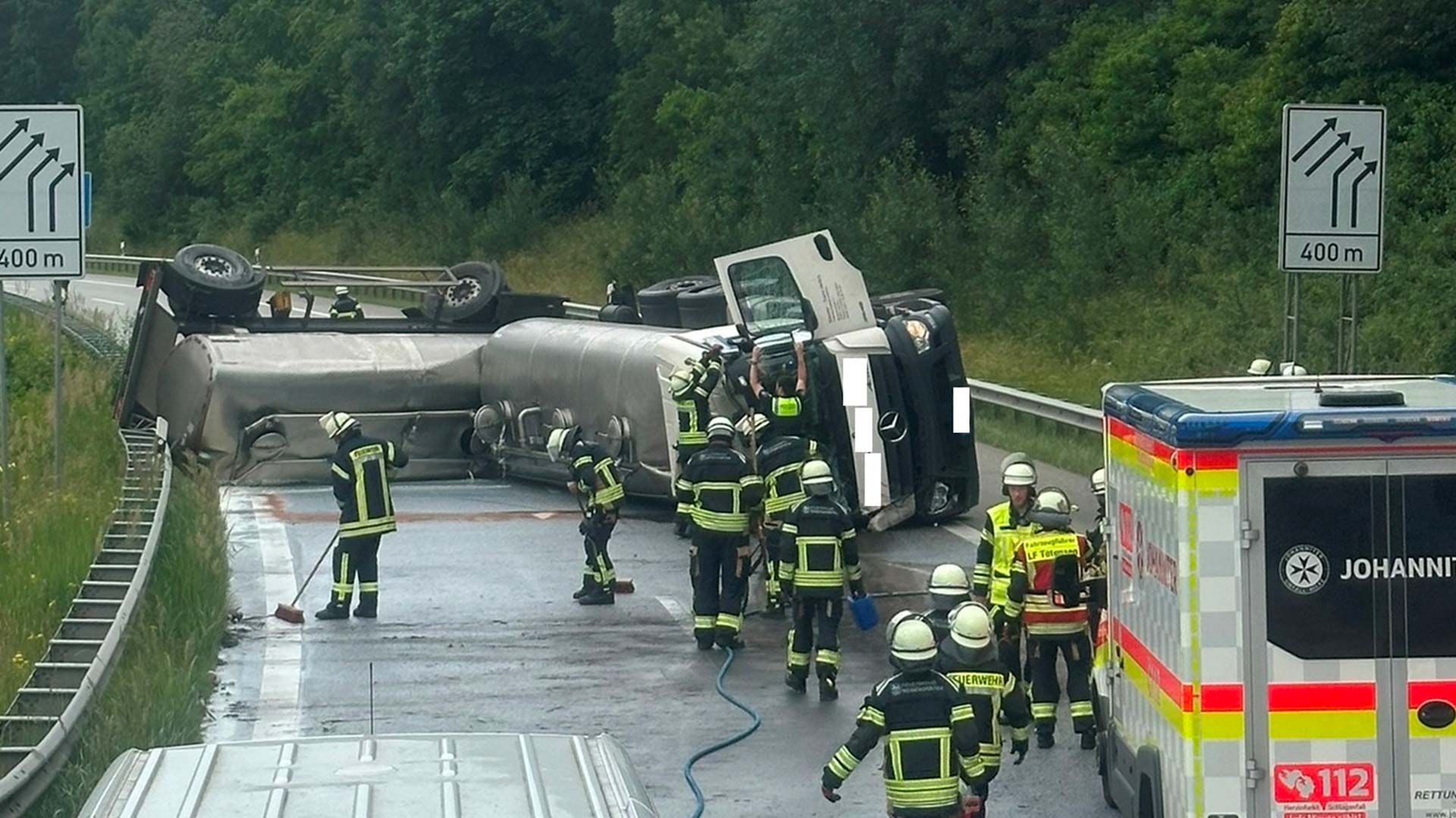 Ein umgekippter MIlchlaster sorgte für eine Vollsperrung der A 261. Foto: Feuerwehr