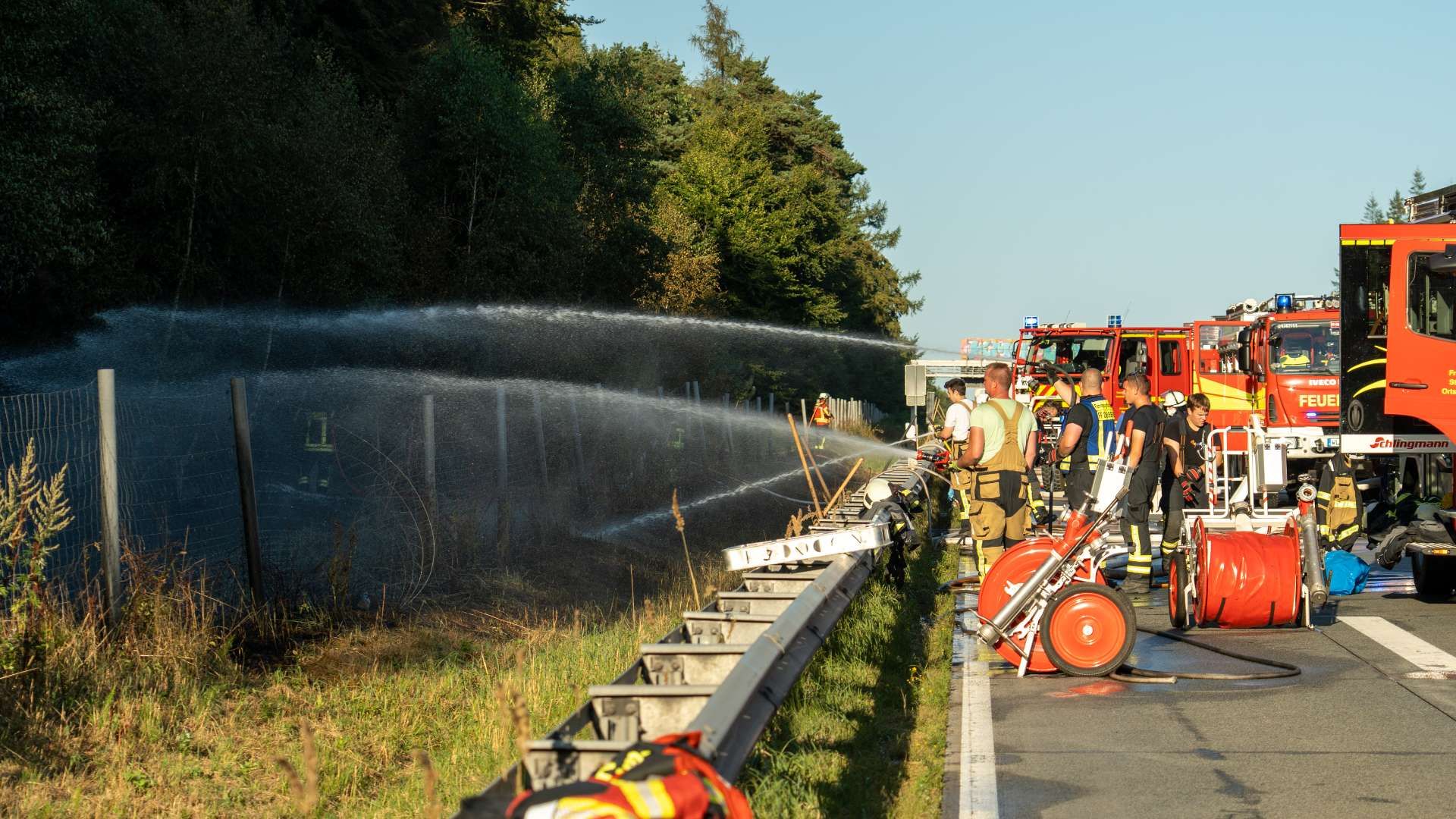 Wald- und Flächenbrand auf der A1 bei Rade. Rund 100 Feuerwehrleute löschten bei eh schon heißen Temperaturen das Feuer. Foto: JOTO