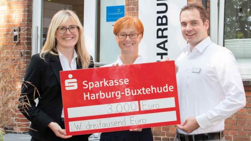 Sparkassen-Direktorin Sandra Becker (links) engagiert sich für das Harburg-Huus und überbrachte den Scheck an DRK-Spendenbeauftragte Dirka Grießhaber und Einrichtungsleiter Thorben Goebel-Hansen. | Foto: ein