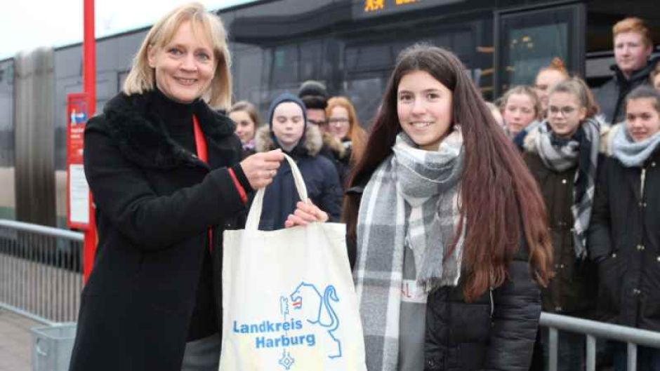 Fachbereichsleiterin Annerose Tiedt zeichnet Charlotte Goblitschke als 500. Schulbuslotsin im Landkreis Harburg aus. | Foto: ein