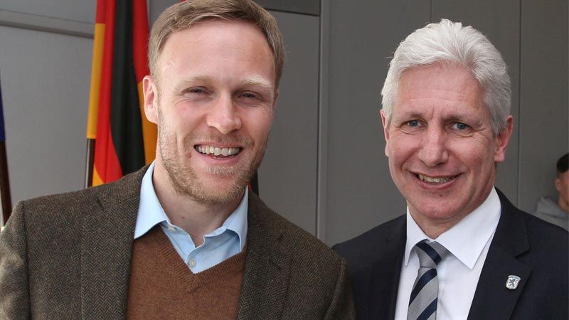 Landrat Rainer Rempe überreicht die Einbürgerungsurkunde an Stephen Michael RHODES (Herkunftsland Vereinigtes Königreich). | Foto: ein/LK Harburg