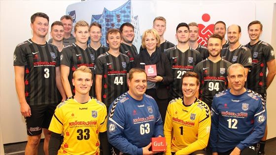 Die erfolgreichen Handball-Herren der HSG Seevetal zu Besuch bei Rabea Scheidat (Bildmitte) im Beratungscenterder Sparkasse Harburg-Buxtehude in Hittfeld. | Foto: ein