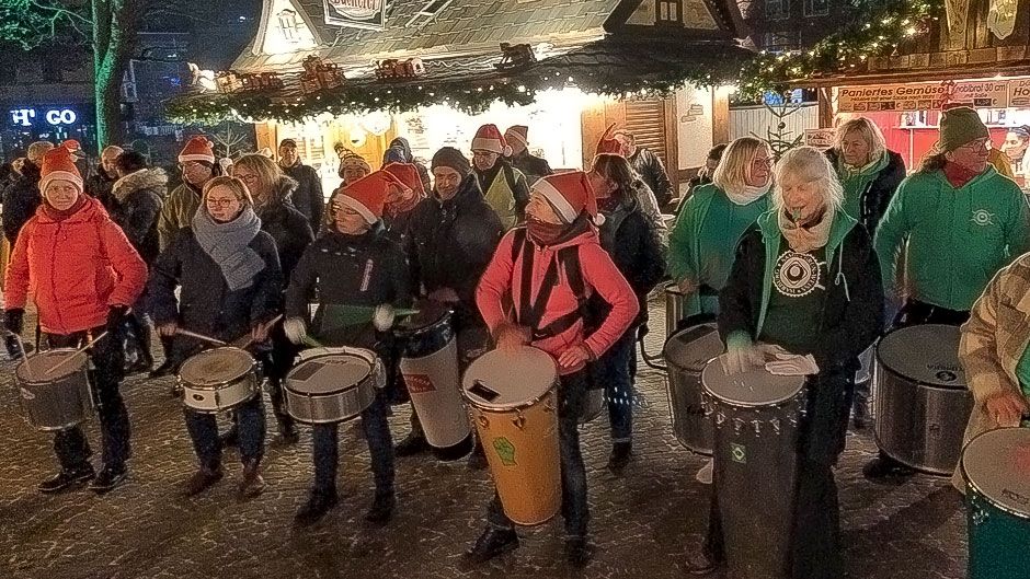 Die Samba Bateria des SV Grün Weiss Harburg von 1920 e.V. kam für einen Flashmob auf den Harburger Weihnachtsmarkt. | Foto: ein